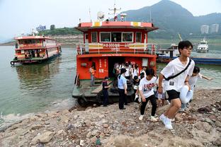 国安球迷：北京有支篮球队之前场场爆满 现在给自己打得没人看了